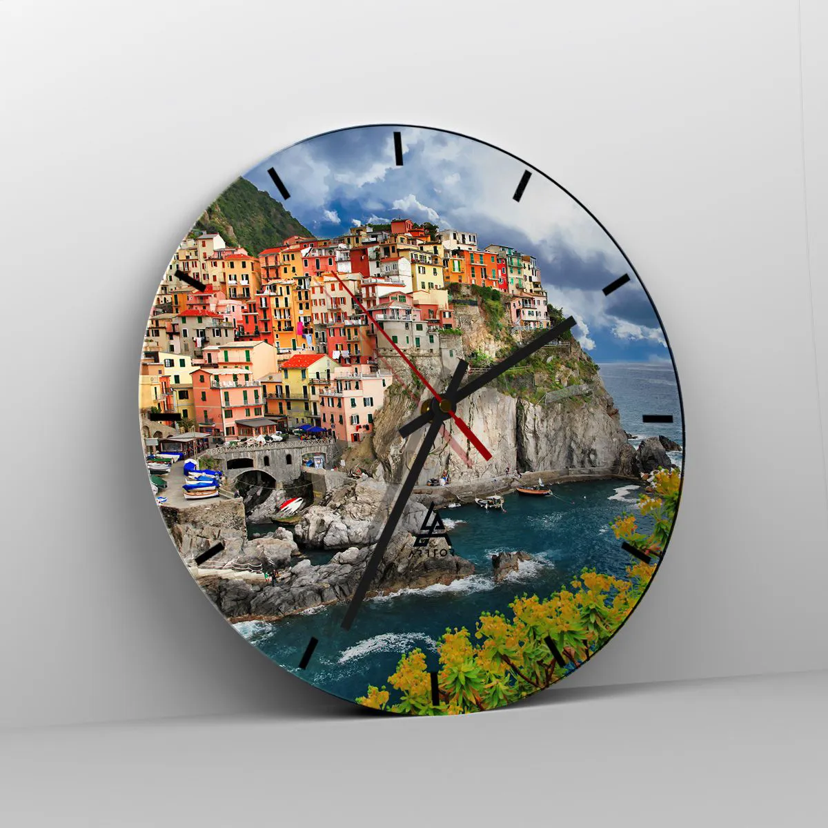 Wanduhr - Glasuhr - Eine farbenfrohe Stadt auf einer Klippe am Meer - 30x30cm - Eine Gruppe umarmt die Felsen - Moderne Wanddekoration für Wohnzimmer, Küche und Schlafzimmer ARTTOR
