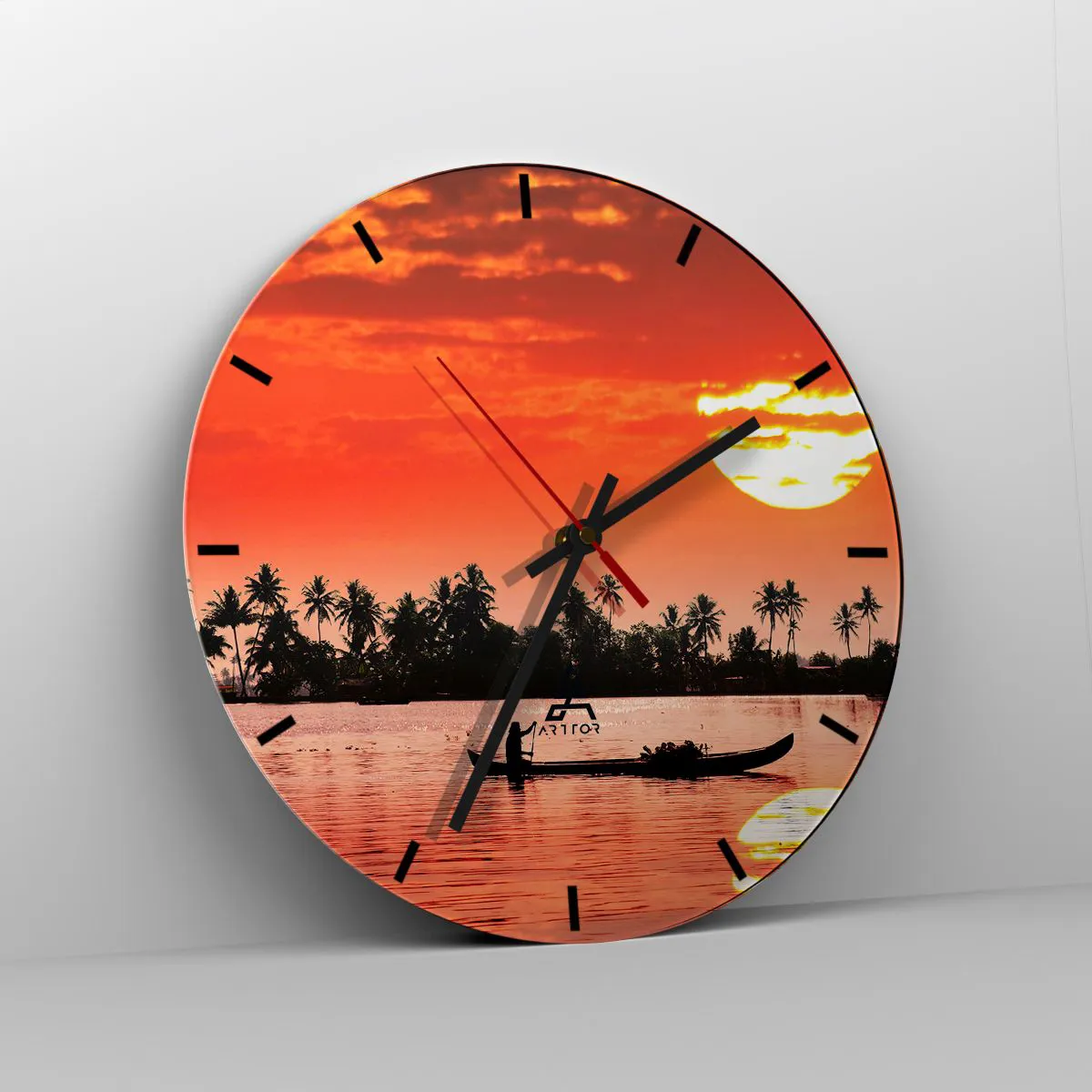 Relógio de parede - Relógio em vidro - Um barco com o pôr do sol tropical como pano de fundo - 30x30cm - A calma dos trópicos ao pôr do sol - Decoração de parede moderna para a sala de estar, cozinha e quarto ARTTOR