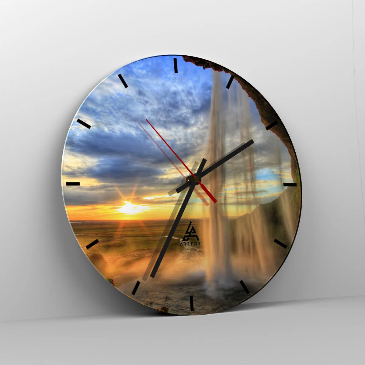Väggklocka - Klocka på glas - Vattenfall med utsikt över solnedgången - 30x30cm - Världen bakom ridå av droppar - Modern väggdekoration för vardagsrum, kök och sovrum ARTTOR