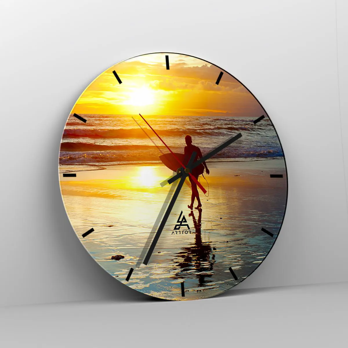 Ceas de perete - Ceas pe sticlă - Surfer la apus pe plajă - 30x30cm - Întoarcerea războinicului - Decorațiune modernă pentru perete pentru living, bucătărie și dormitor ARTTOR
