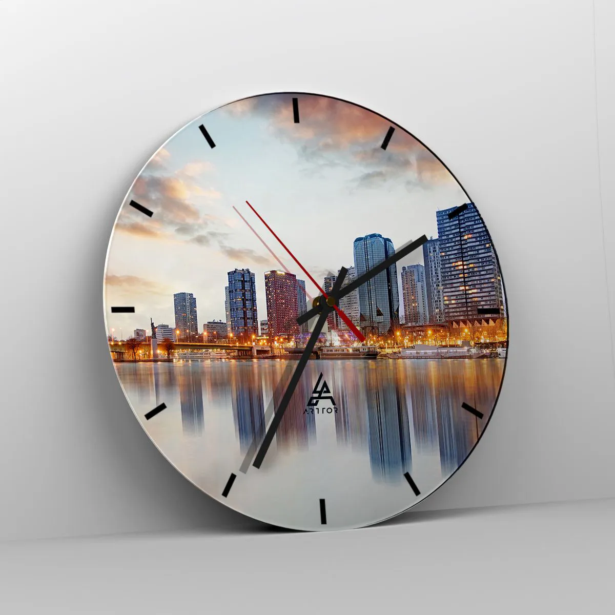 Falióra, Óra - A város panorámája tükröződéssel a vízben - 30x30cm - Párizs monumentális nyugalma - Modern fali dekoráció nappalihoz, konyhához és hálószobához ARTTOR