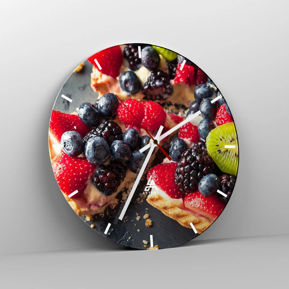 Relógio de parede - Relógio em vidro - Sobremesa de frutas com frutas vermelhas e kiwi em um fundo preto - 30x30cm - Dolce vita! - Decoração de parede moderna para a sala de estar, cozinha e quarto ARTTOR