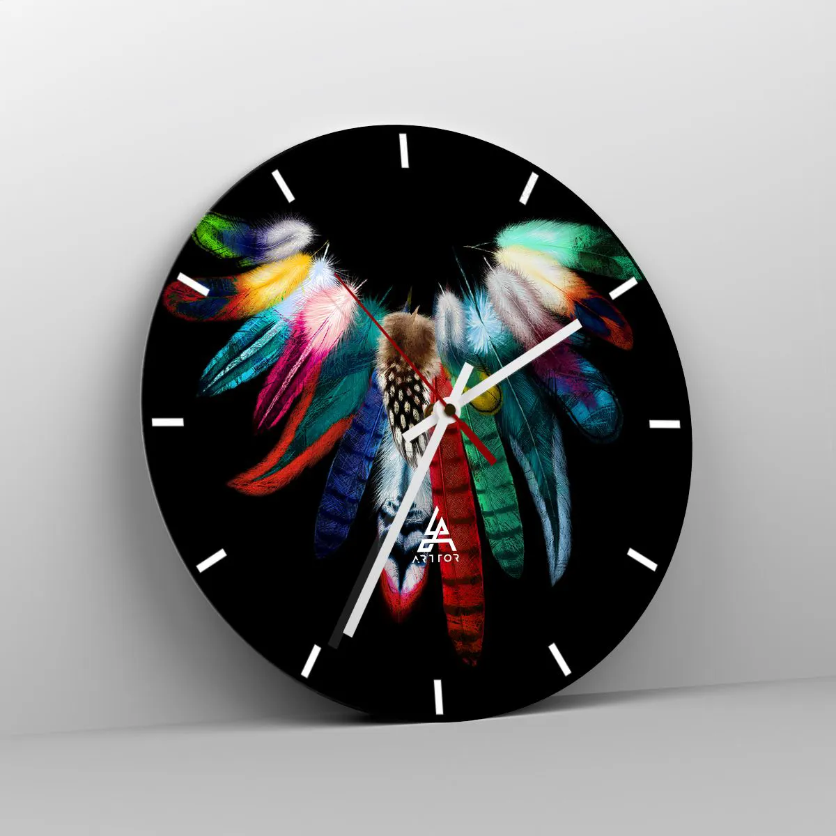 Väggklocka - Klocka på glas - Färgglada fjädrar på svart bakgrund - 30x30cm - Indianskt halsband - Modern väggdekoration för vardagsrum, kök och sovrum ARTTOR