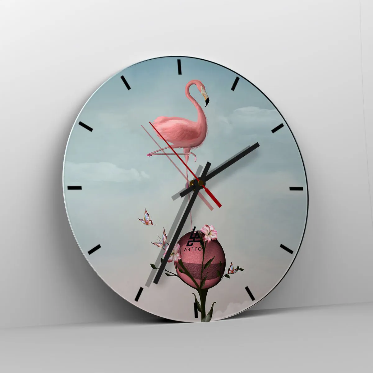 Väggklocka - Klocka på glas - En rosa flamingo stående på en boll dekorerad med blommor. - 30x30cm - Basketbollens allegori - Modern väggdekoration för vardagsrum, kök och sovrum ARTTOR