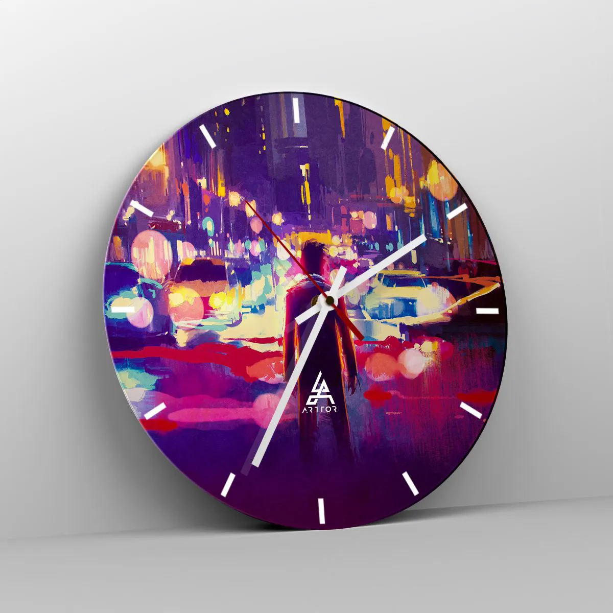 Ceas de perete - Ceas pe sticlă - O figură pe fundalul unui oraș colorat noaptea - 30x30cm - Scufundat în lumină - Decorațiune modernă pentru perete pentru living, bucătărie și dormitor ARTTOR