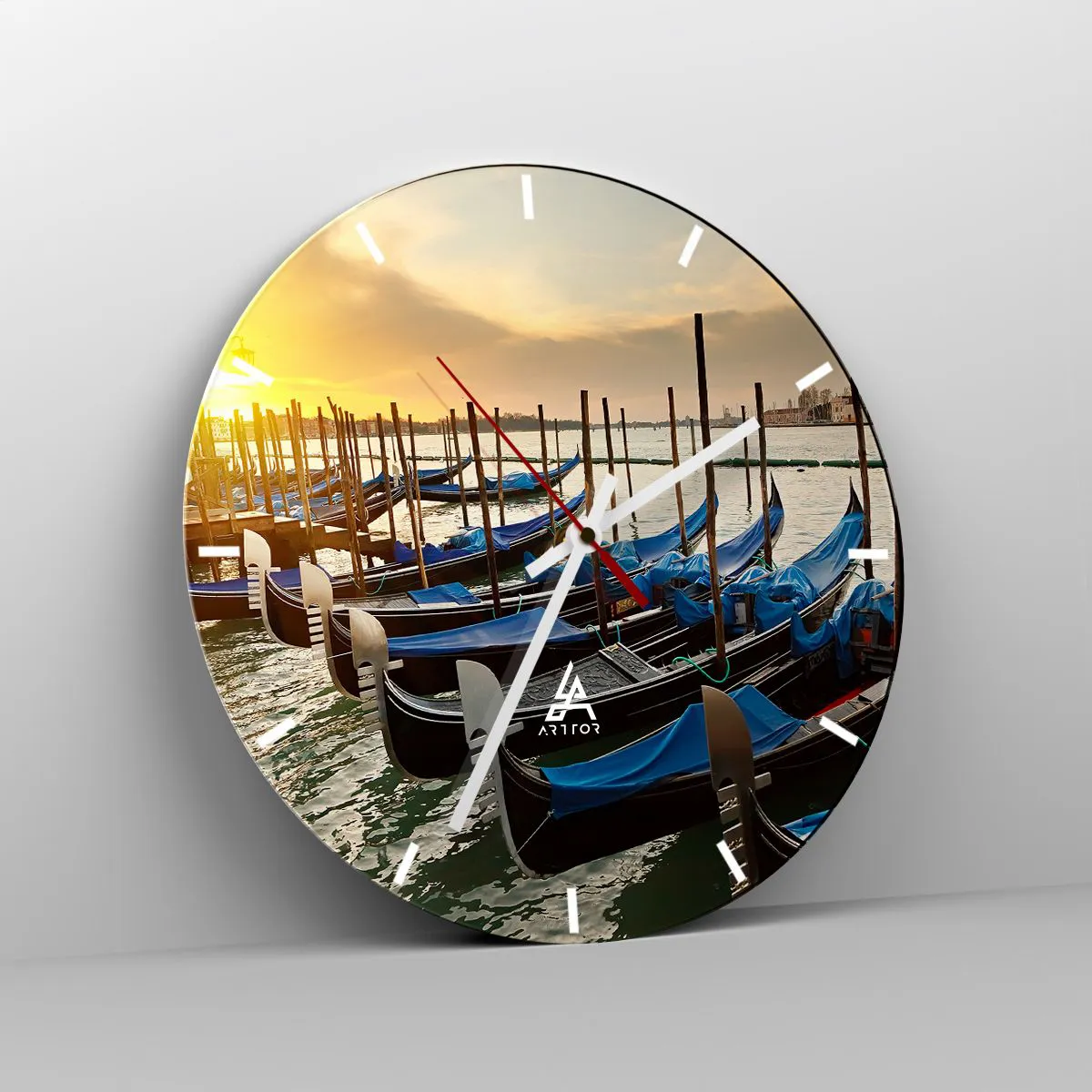 Ceas de perete - Ceas pe sticlă - Gondole ancorate pe apă la apus, cu vedere la oraș - 30x30cm - Înainte de a începe agitația - Decorațiune modernă pentru perete pentru living, bucătărie și dormitor ARTTOR