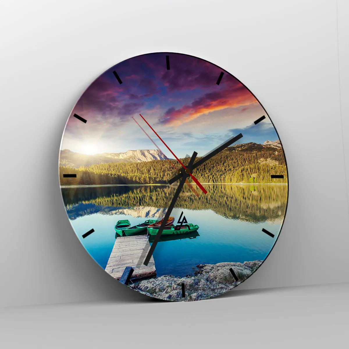 Relógio de parede - Relógio em vidro - Um mostrador de relógio com vista para um lago com barcos de madeira no píer - 30x30cm - Sobre a água tão lisa como um espelho - Decoração de parede moderna para a sala de estar, cozinha e quarto ARTTOR