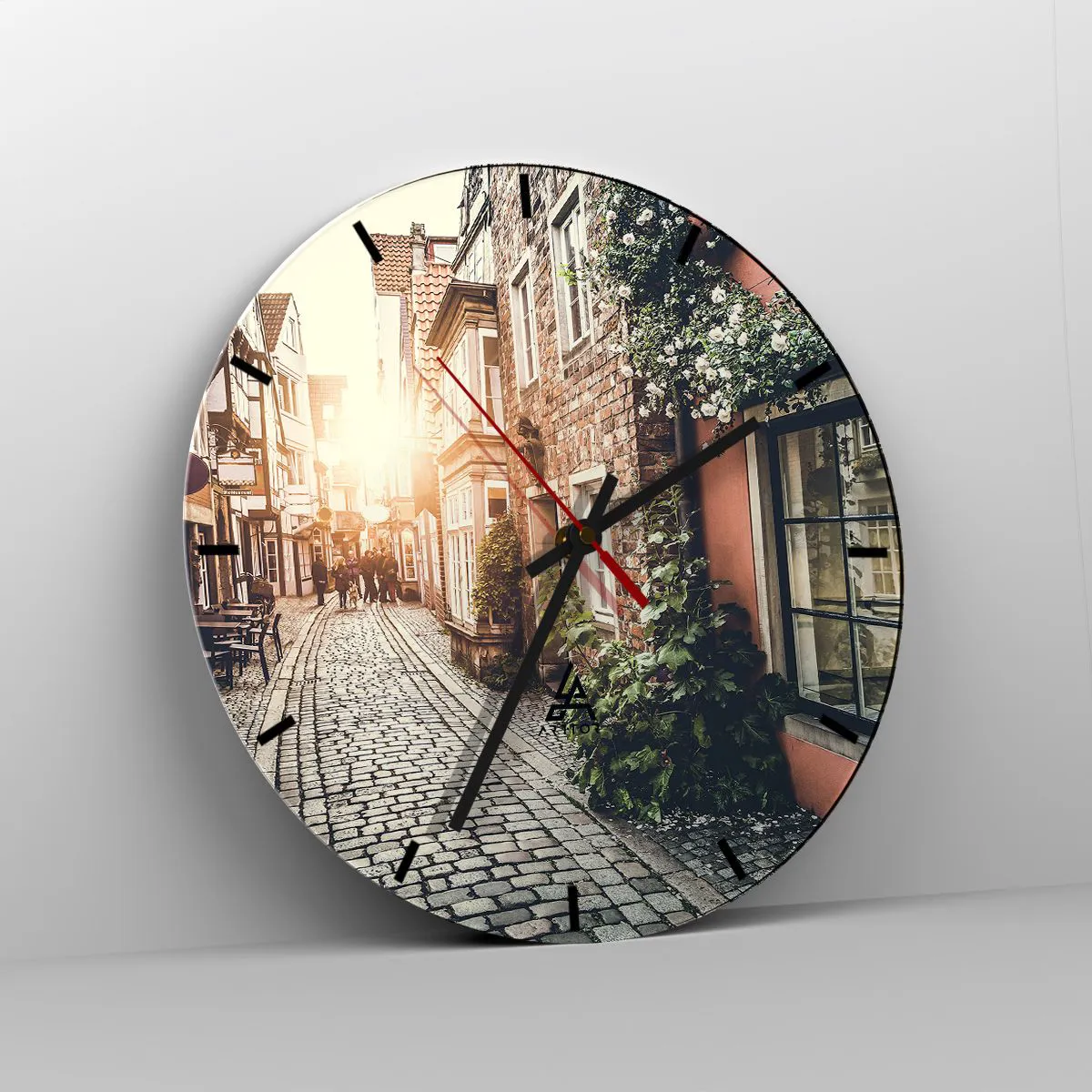 Ceas de perete - Ceas pe sticlă - O stradă pitorească cu case de locuit și trandafiri în lumina apusului - 30x30cm - Străduță în splendoare roz - Decorațiune modernă pentru perete pentru living, bucătărie și dormitor ARTTOR