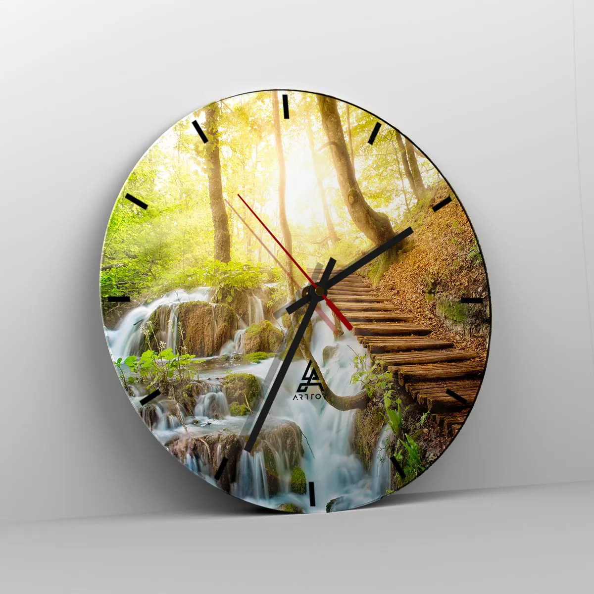 Wandklok - Klok - Een houten pad naast watervallen in een zonnig bos - 30x30cm - Een felbegeerde koelte - Moderne wanddecoratie voor woonkamer, keuken en slaapkamer ARTTOR