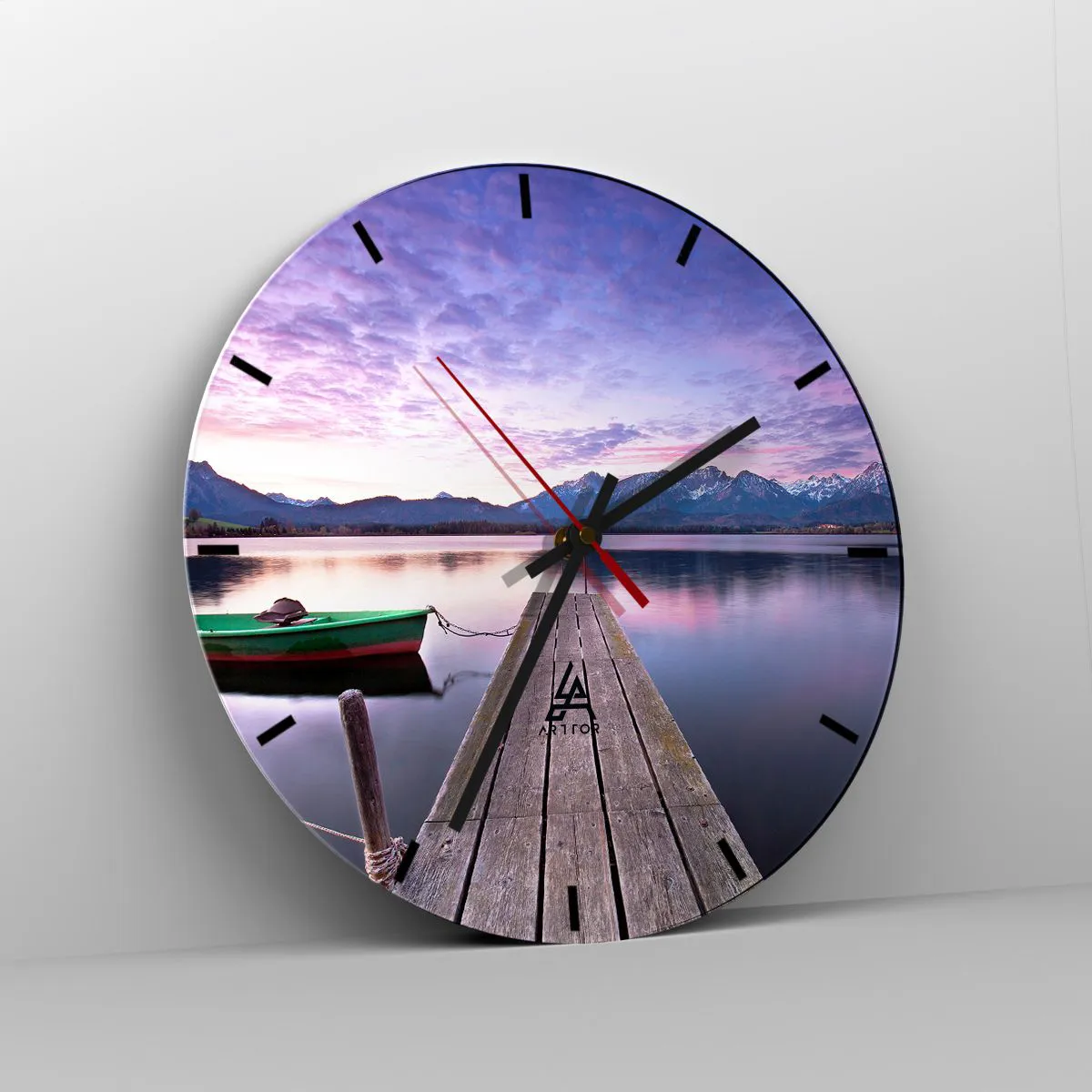 Reloj de pared - Reloj de vidrio - Un muelle en un lago con un barco frente a un paisaje de montaña al atardecer. - 30x30cm - Un silencio amistoso - Decoración de pared moderna para salón, cocina y dormitorio ARTTOR