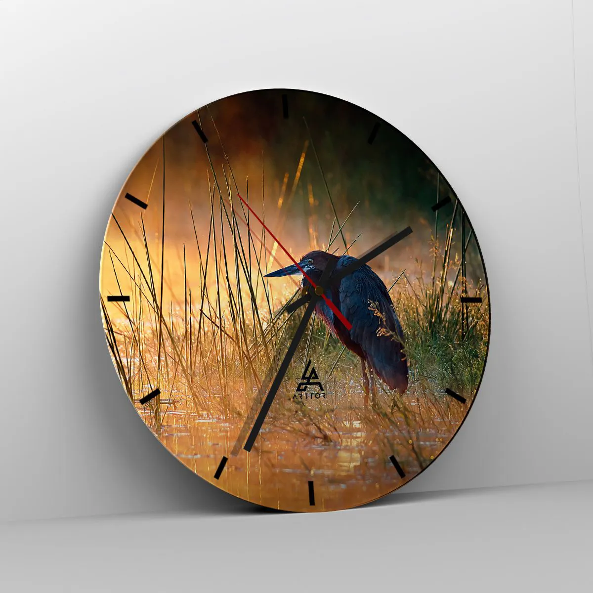 Vægur, Uret - En hejre mod en baggrund af græs i det varme morgenlys - 30x30cm - Giv mig en chance med disse billeder - Moderne vægdekoration til stue, køkken og soveværelse ARTTOR