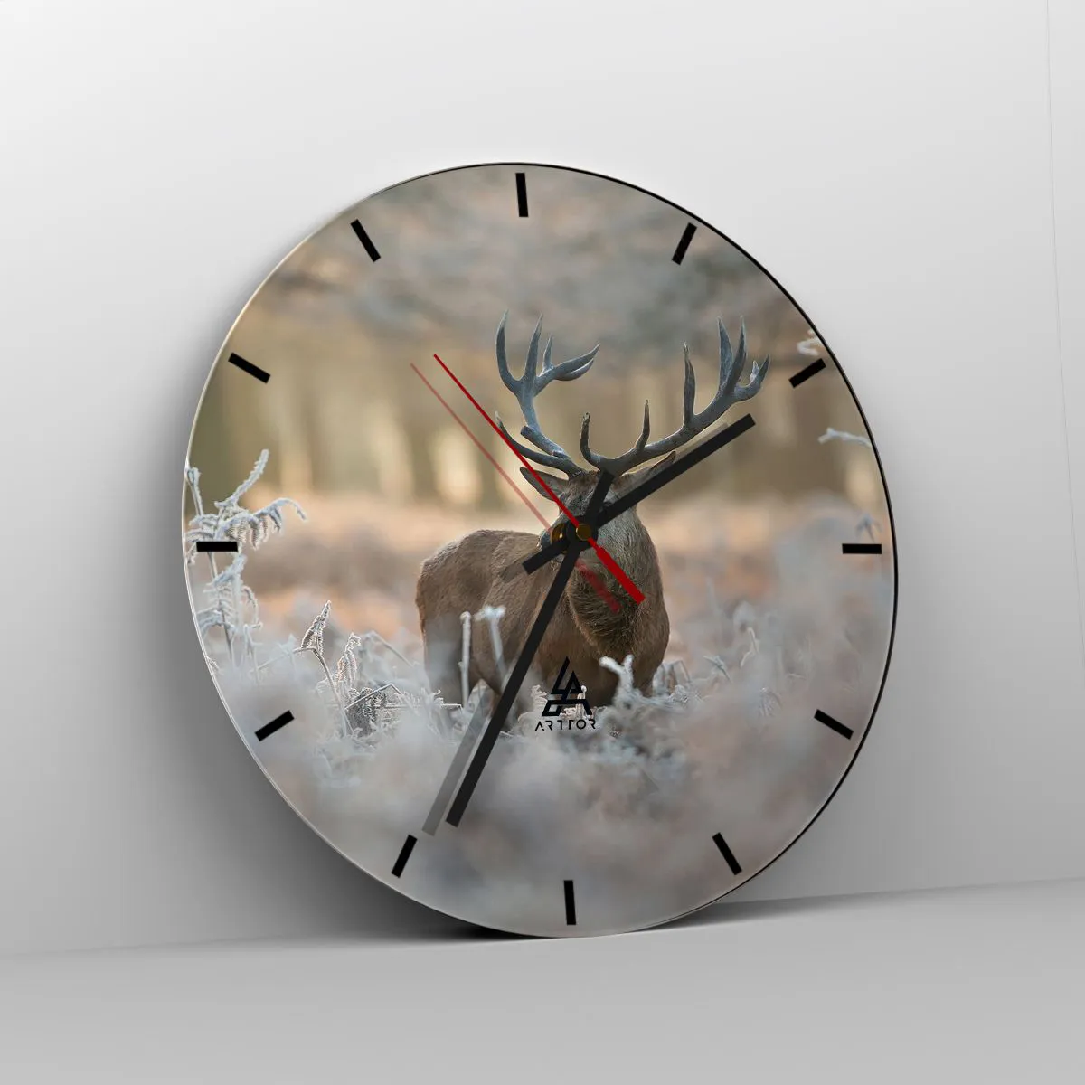 Nástenné hodiny - Jeleň v zimnej krajine so zamrznutou lúkou v pozadí - 30x30cm - Svieže ráno - Moderná nástenná dekorácia do obývacej izby, kuchyne a spálne ARTTOR