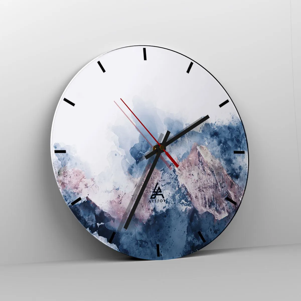 Väggklocka - Klocka på glas - En målerisk skildring av berg i nyanser av blått och rosa. - 30x30cm - Det är toppen! - Modern väggdekoration för vardagsrum, kök och sovrum ARTTOR