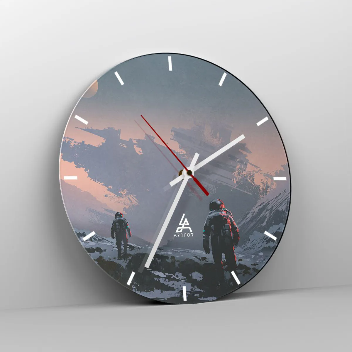 Zegar ścienny - Astronauci na obcej planecie z wrakiem statku kosmicznego - 30x30cm - Pod nieznaną gwiazdą - Nowoczesna dekoracja ścienna do salonu, kuchni i sypialni ARTTOR