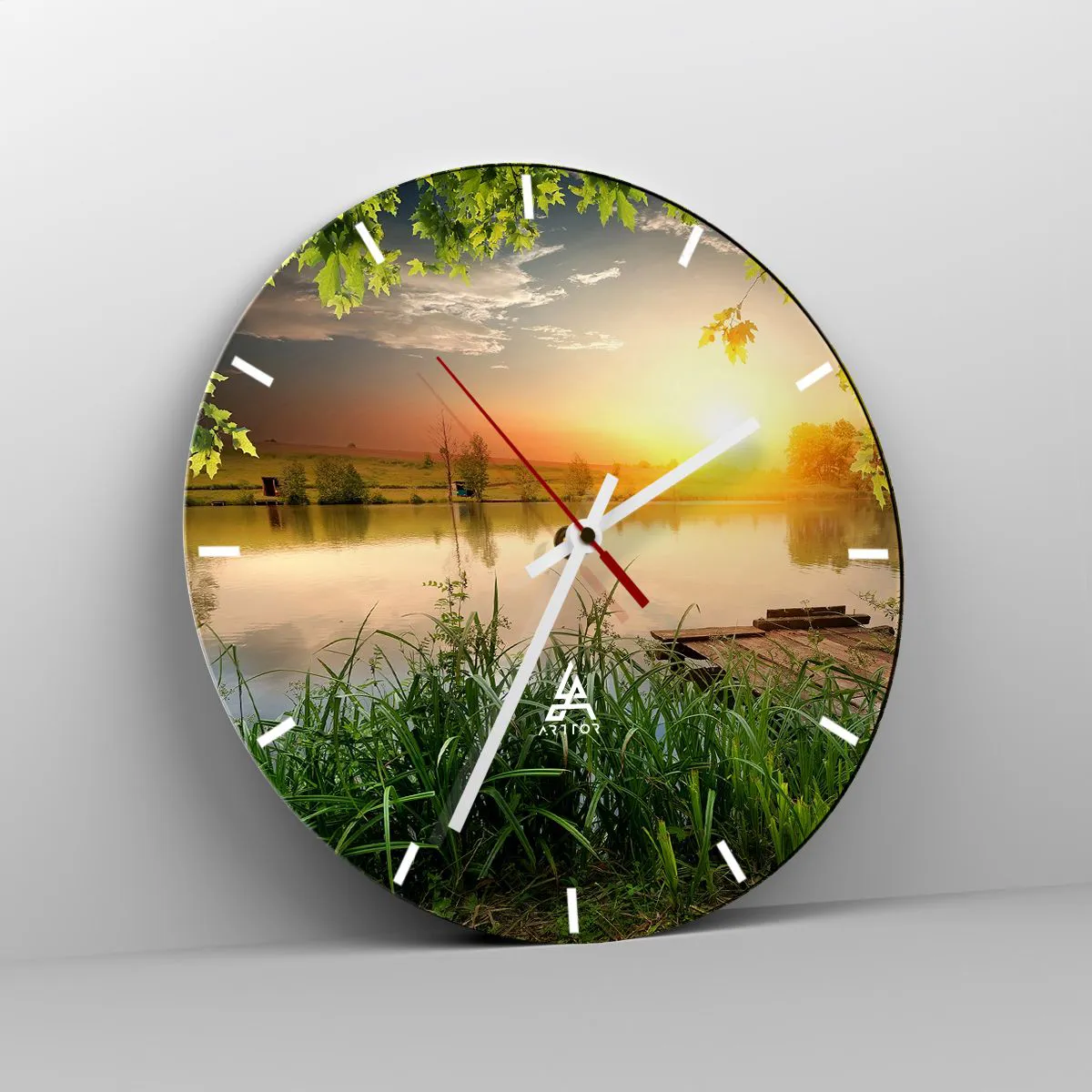 Nástěnné hodiny - Malebný výhled na jezero při západu slunce - 30x30cm - Krajina v zeleném rámu - Moderní nástěnná dekorace do obývacího pokoje, kuchyně a ložnice ARTTOR