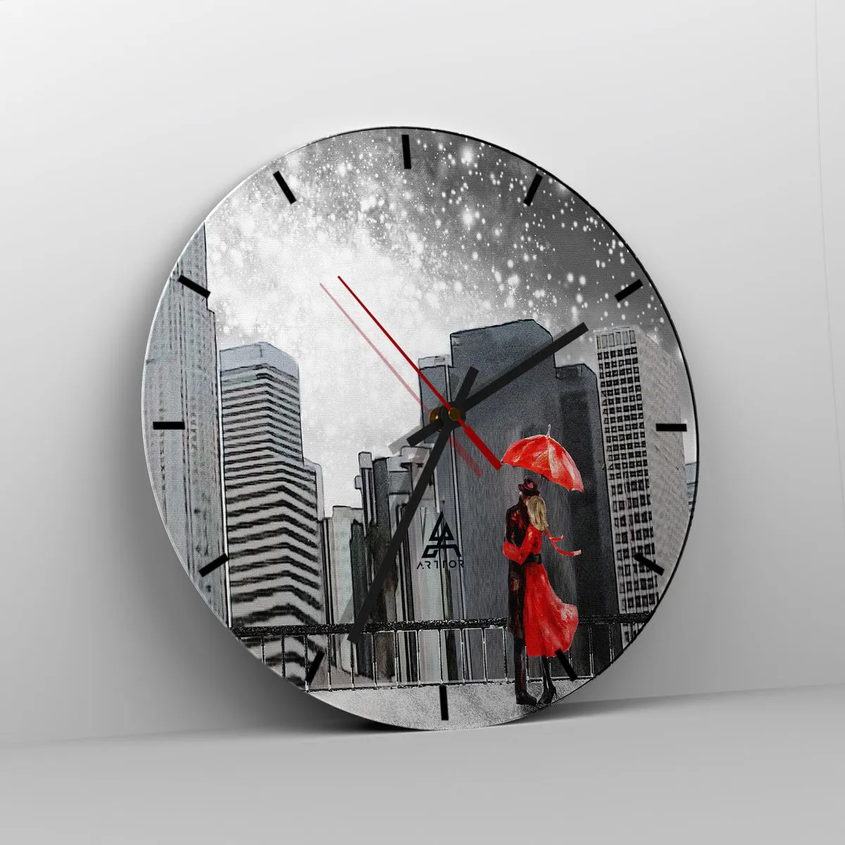Nástěnné hodiny - Pár pod červeným deštníkem s městem v pozadí - 30x30cm - Člověk není kámen - Moderní nástěnná dekorace do obývacího pokoje, kuchyně a ložnice ARTTOR