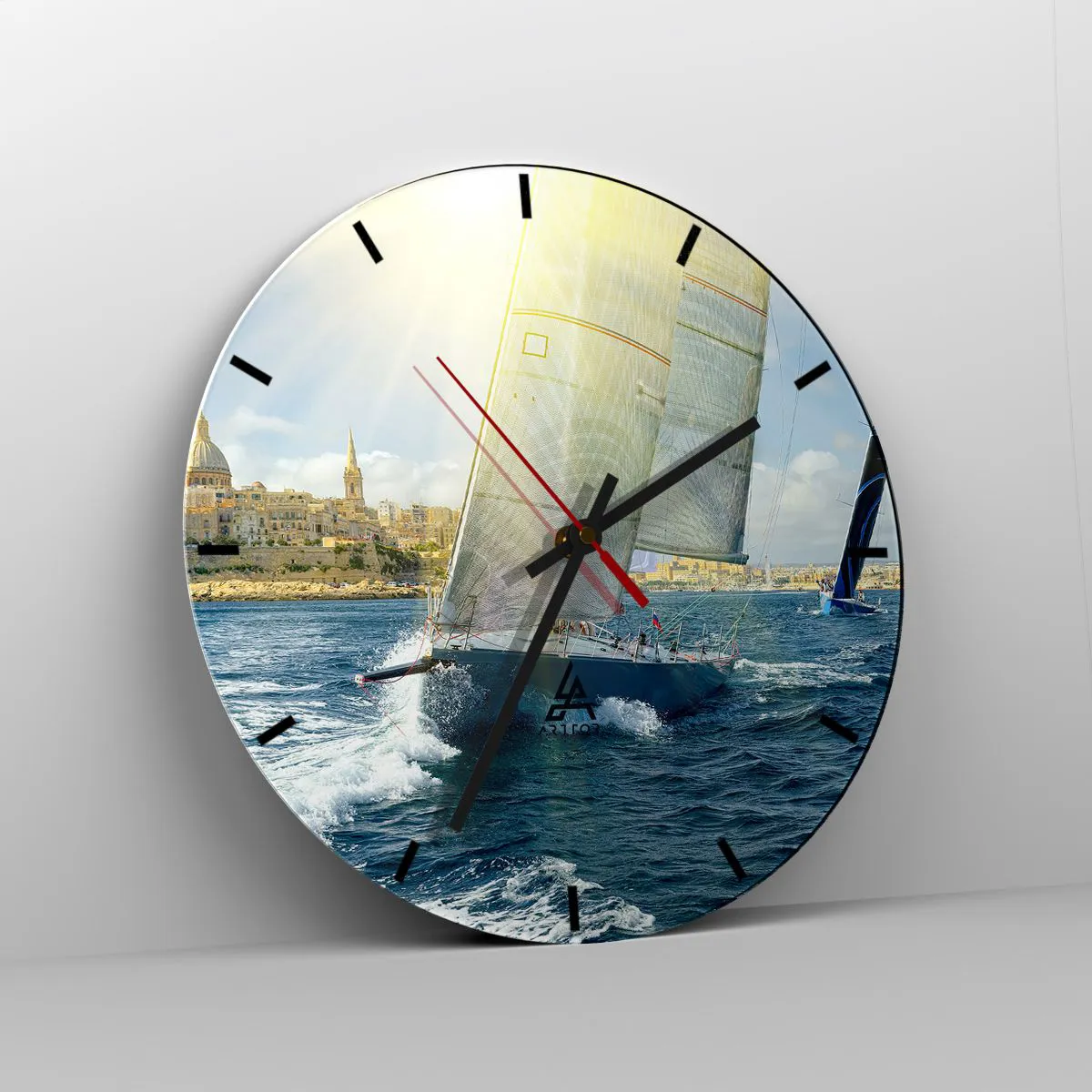 Relógio de parede - Relógio em vidro - Veleiros com o cenário de uma cidade litorânea ao sol - 30x30cm - É hora de deixar a cidade - Decoração de parede moderna para a sala de estar, cozinha e quarto ARTTOR