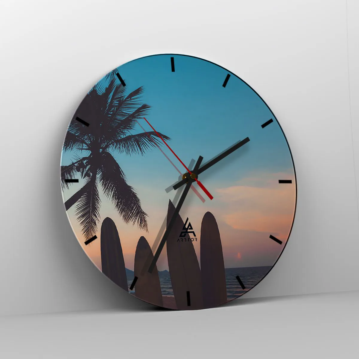 Wanduhr - Glasuhr - Strand mit Palme und Surfbrettern im Hintergrund - 30x30cm - Morgen wird es auch lustig - Moderne Wanddekoration für Wohnzimmer, Küche und Schlafzimmer ARTTOR