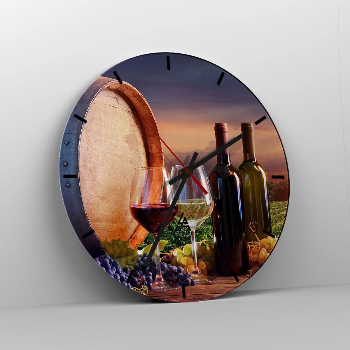 Nástěnné hodiny - Víno, sklenice a sud na pozadí zapadajícího slunce - 30x30cm - Tady má život chuť - Moderní nástěnná dekorace do obývacího pokoje, kuchyně a ložnice ARTTOR