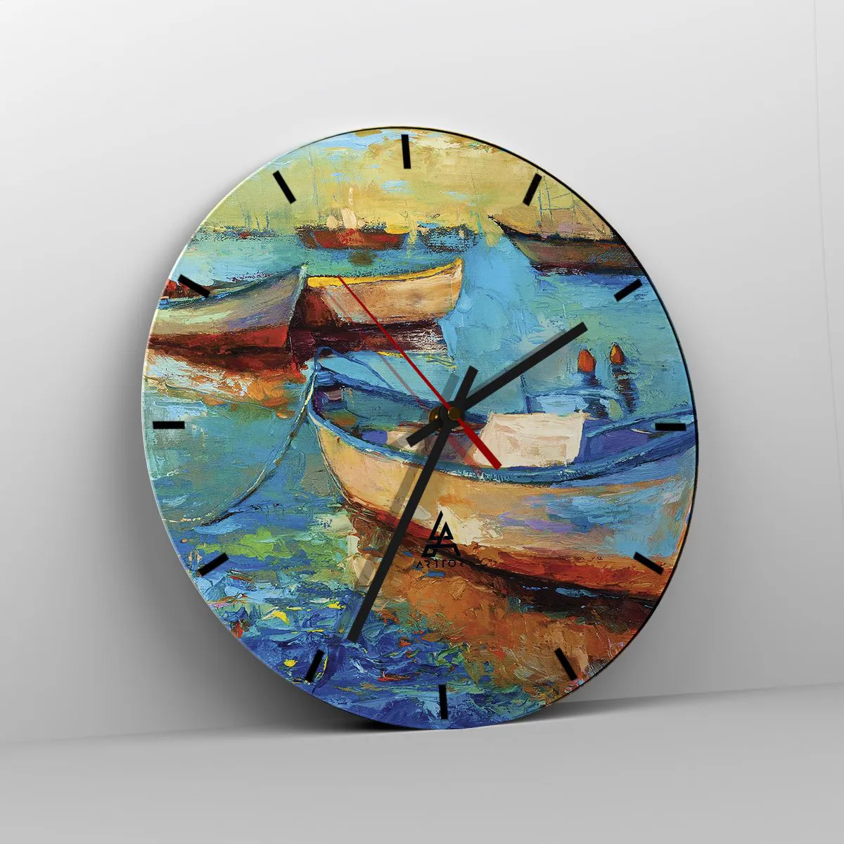 Väggklocka - Klocka på glas - Färgglada båtar på lugnt vatten - 30x30cm - I en sydlig vik - Modern väggdekoration för vardagsrum, kök och sovrum ARTTOR