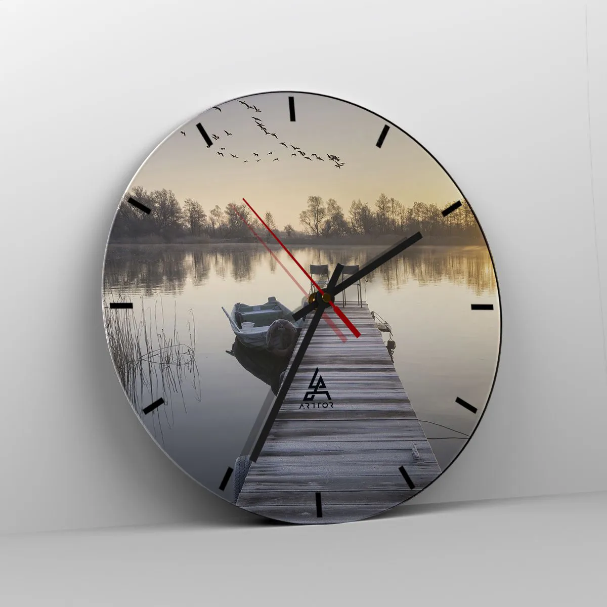Horloge murale - Pendule murale - Une jetée avec un bateau au lever du soleil sur le lac - 30x30cm - Je reviendrai - Décoration murale moderne pour le salon, la cuisine et la chambre ARTTOR