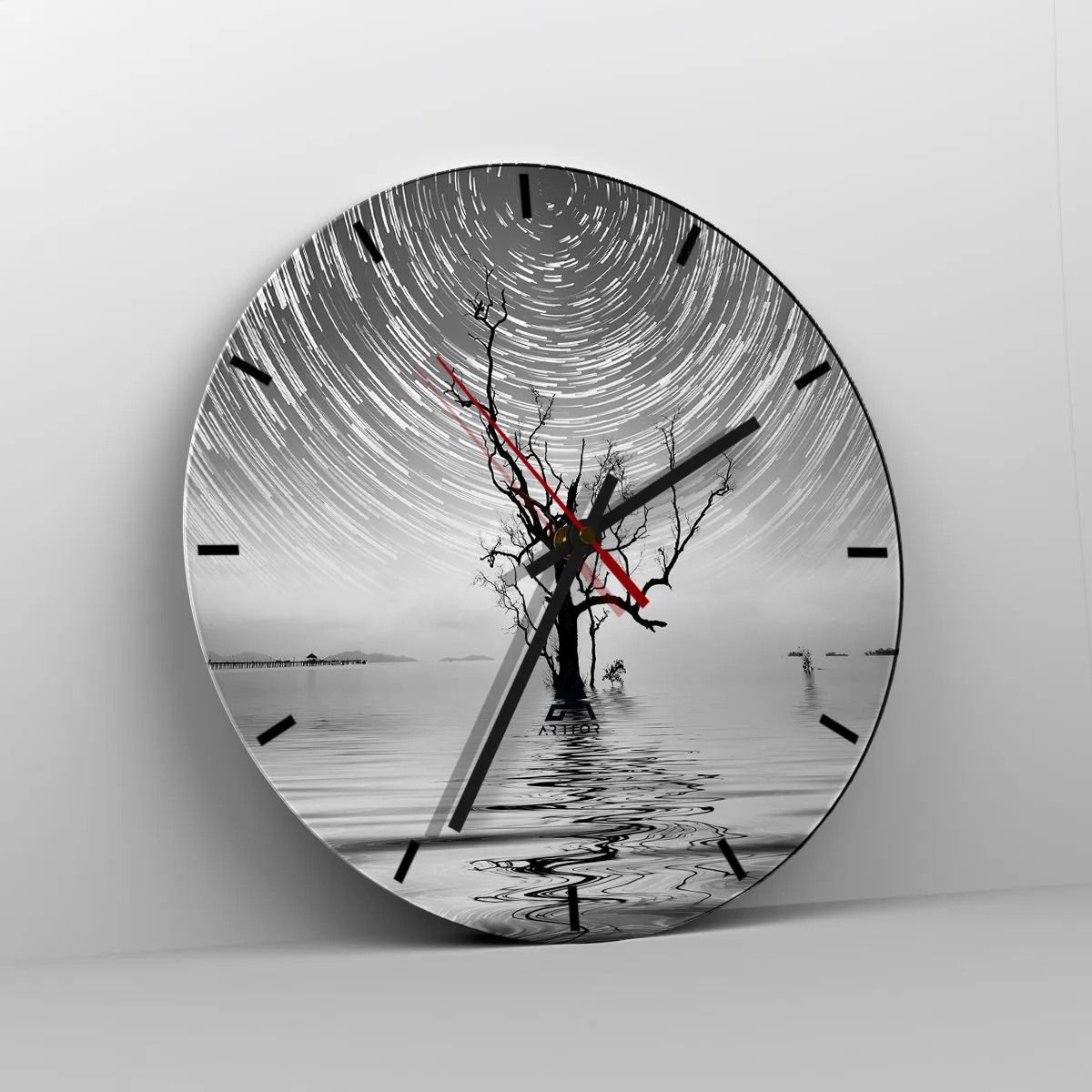 Ceas de perete - Ceas pe sticlă - Peisaj alb-negru cu un copac pe apă și cercuri de stele - 30x30cm - O simfonie a naturii - Decorațiune modernă pentru perete pentru living, bucătărie și dormitor ARTTOR