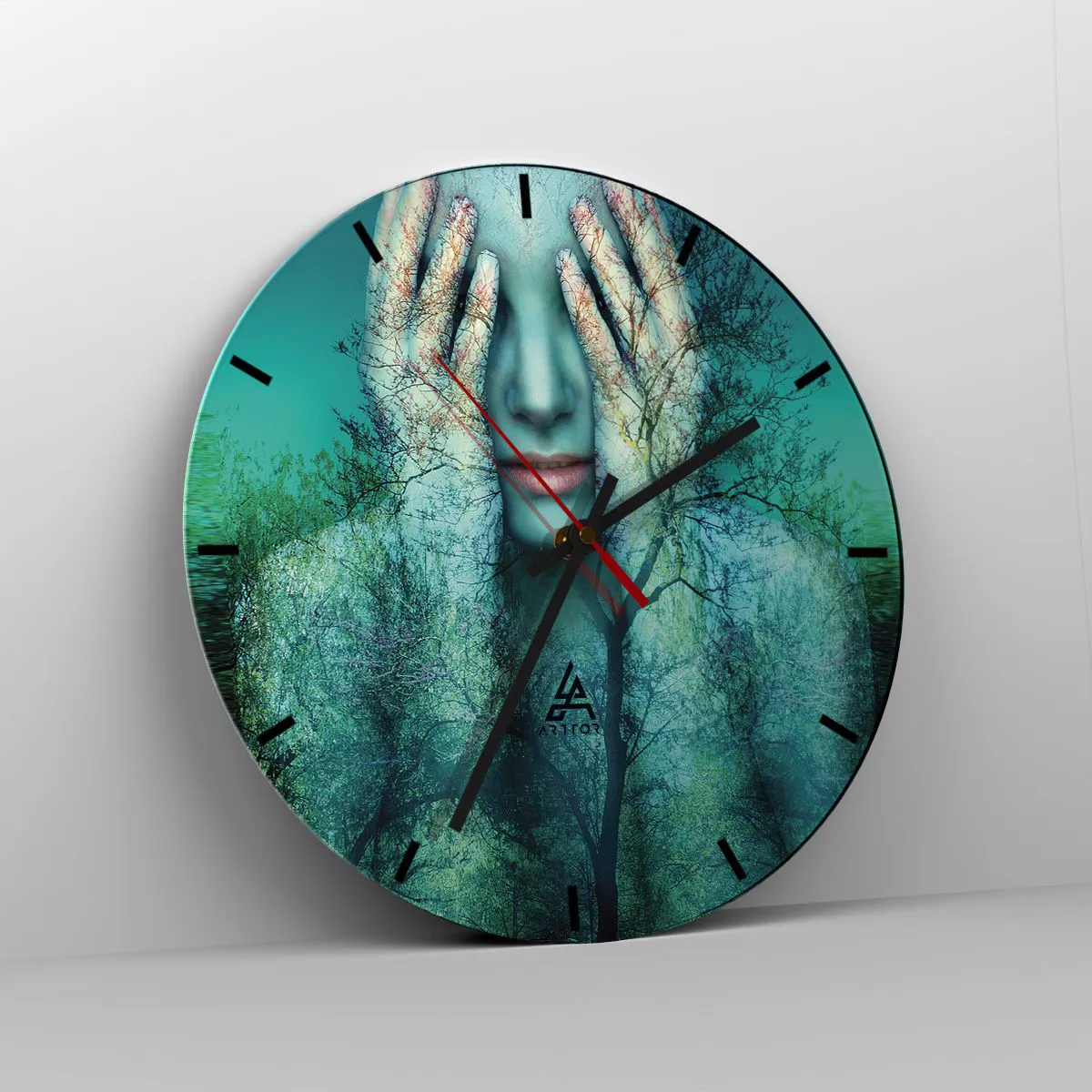 Falióra, Óra - Egy nő arca egy erdőben fákkal és zöld háttérrel. - 30x30cm - Kékbe merítve - Modern fali dekoráció nappalihoz, konyhához és hálószobához ARTTOR