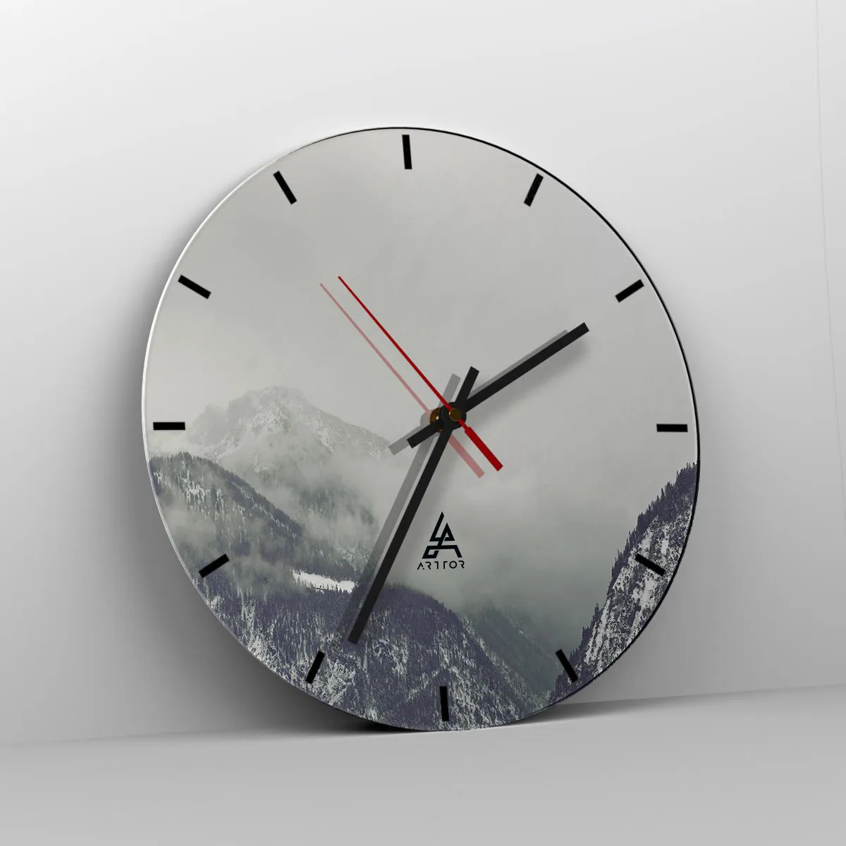Falióra, Óra - Egy ködös hegyi táj szürke árnyalatokban - 30x30cm - Ködös völgy - Modern fali dekoráció nappalihoz, konyhához és hálószobához ARTTOR