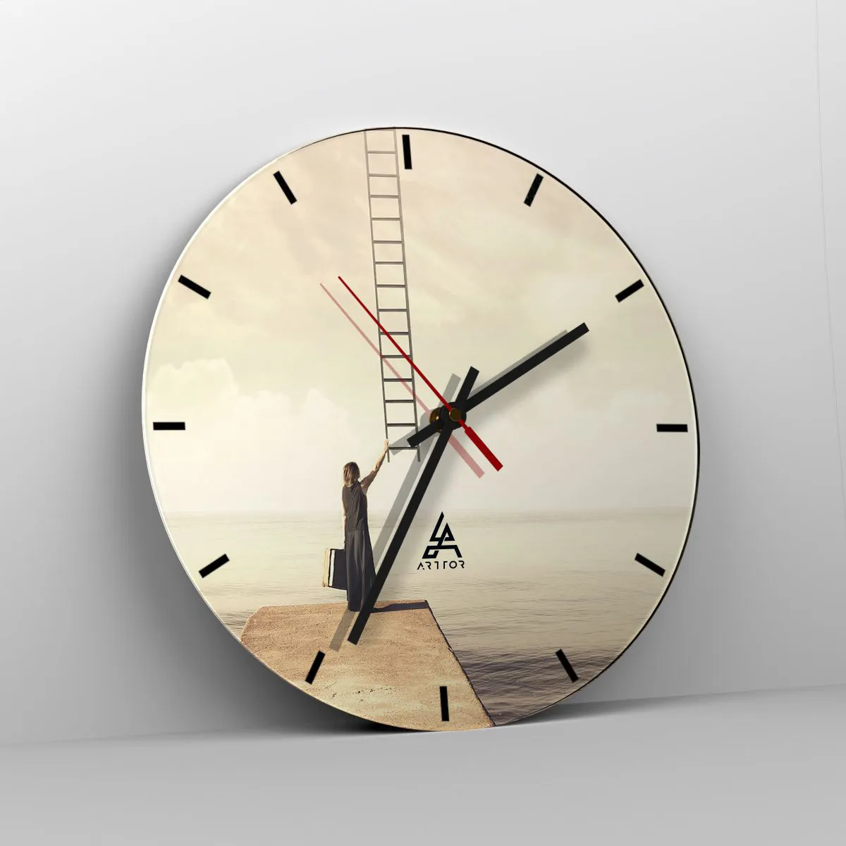 Vægur, Uret - En kvinde på en mole peger på en stige, der fører til himlen. - 30x30cm - En magisk rejse - Moderne vægdekoration til stue, køkken og soveværelse ARTTOR