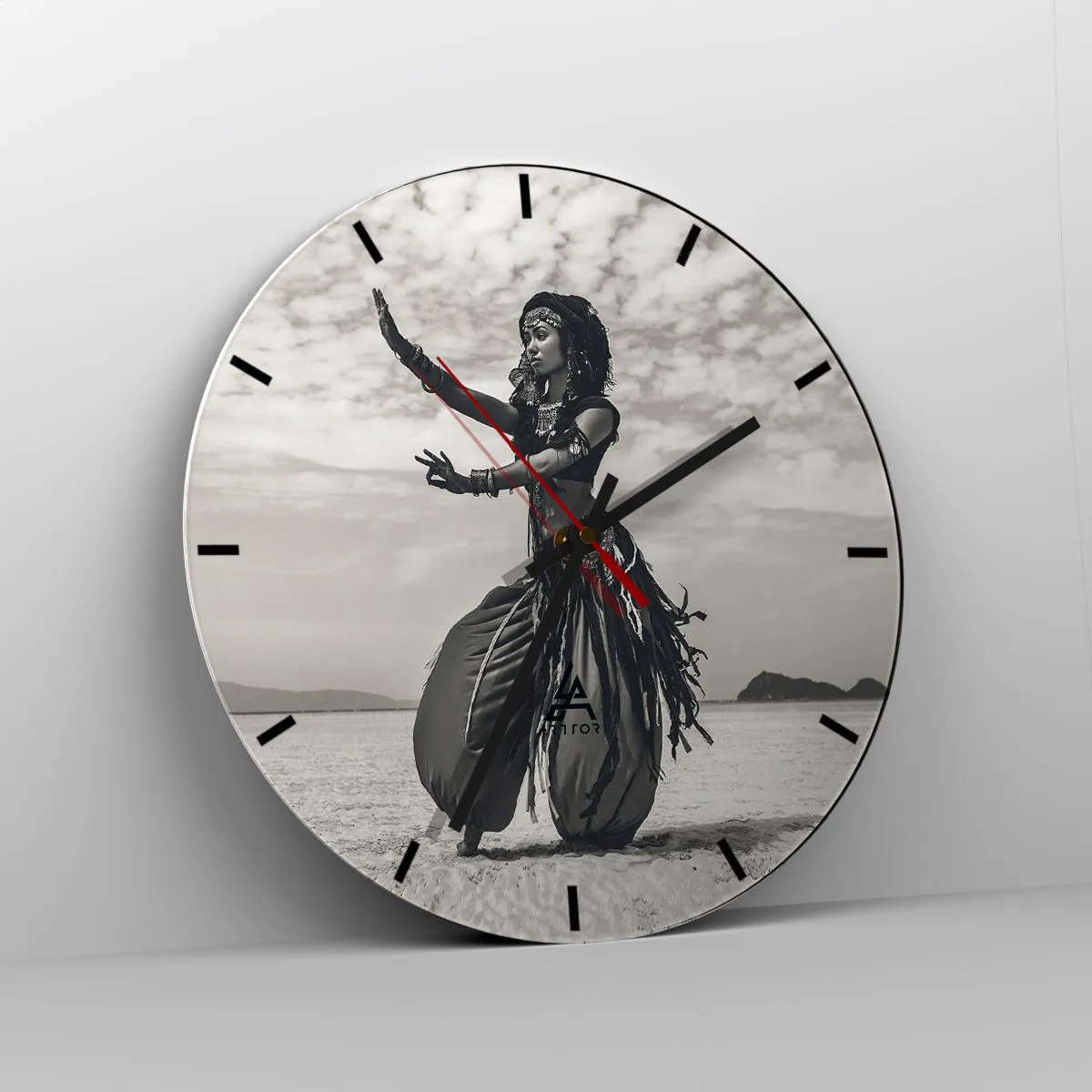 Ceas de perete - Ceas pe sticlă - Fotografie alb-negru a unei femei dansând pe plajă - 30x30cm - Dansul insulelor sudice - Decorațiune modernă pentru perete pentru living, bucătărie și dormitor ARTTOR