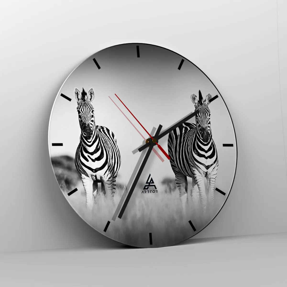 Vægur, Uret - To zebraer i savannen i sort og hvid - 30x30cm - Og alligevel er verden sort og hvid - Moderne vægdekoration til stue, køkken og soveværelse ARTTOR