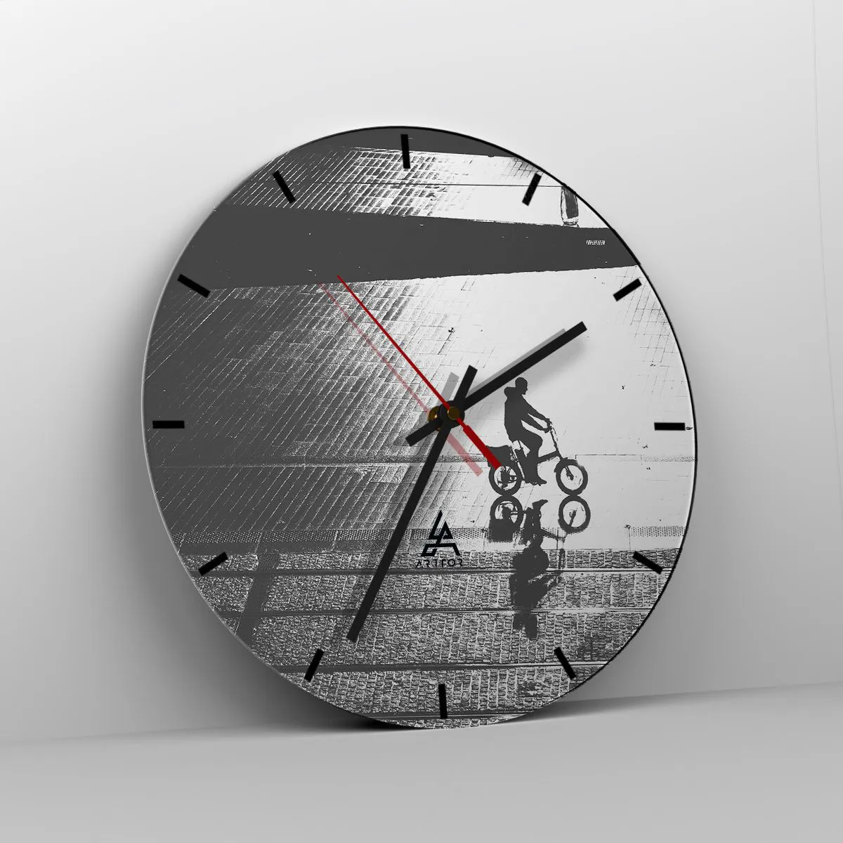 Nástenné hodiny - Čiernobiela silueta cyklistu a jeho odraz v mláke. - 30x30cm - Dopredu, cez mesto - Moderná nástenná dekorácia do obývacej izby, kuchyne a spálne ARTTOR