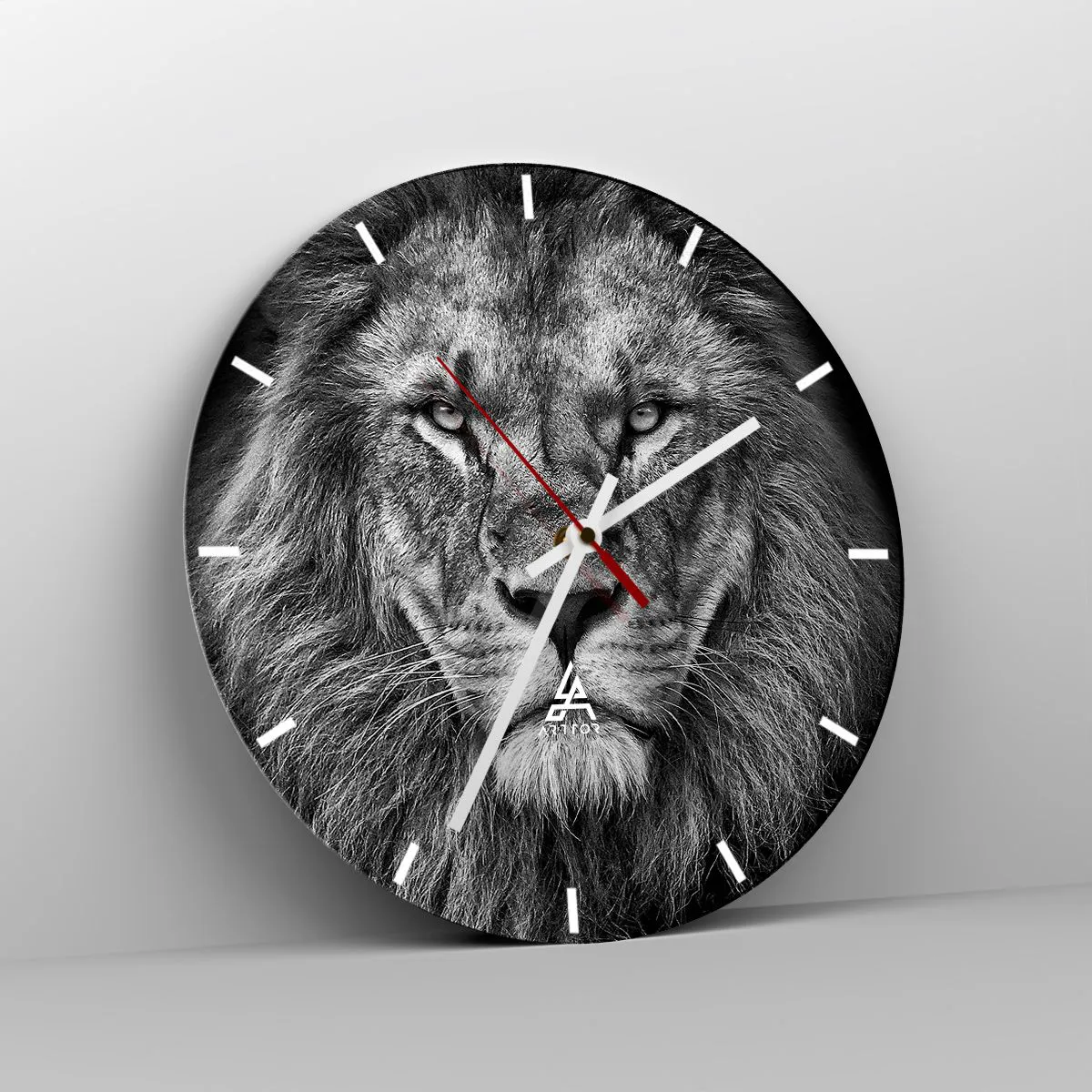 Relógio de parede - Relógio em vidro - Retrato em preto e branco de um leão majestoso - 30x30cm - Em trajes de coroação - Decoração de parede moderna para a sala de estar, cozinha e quarto ARTTOR