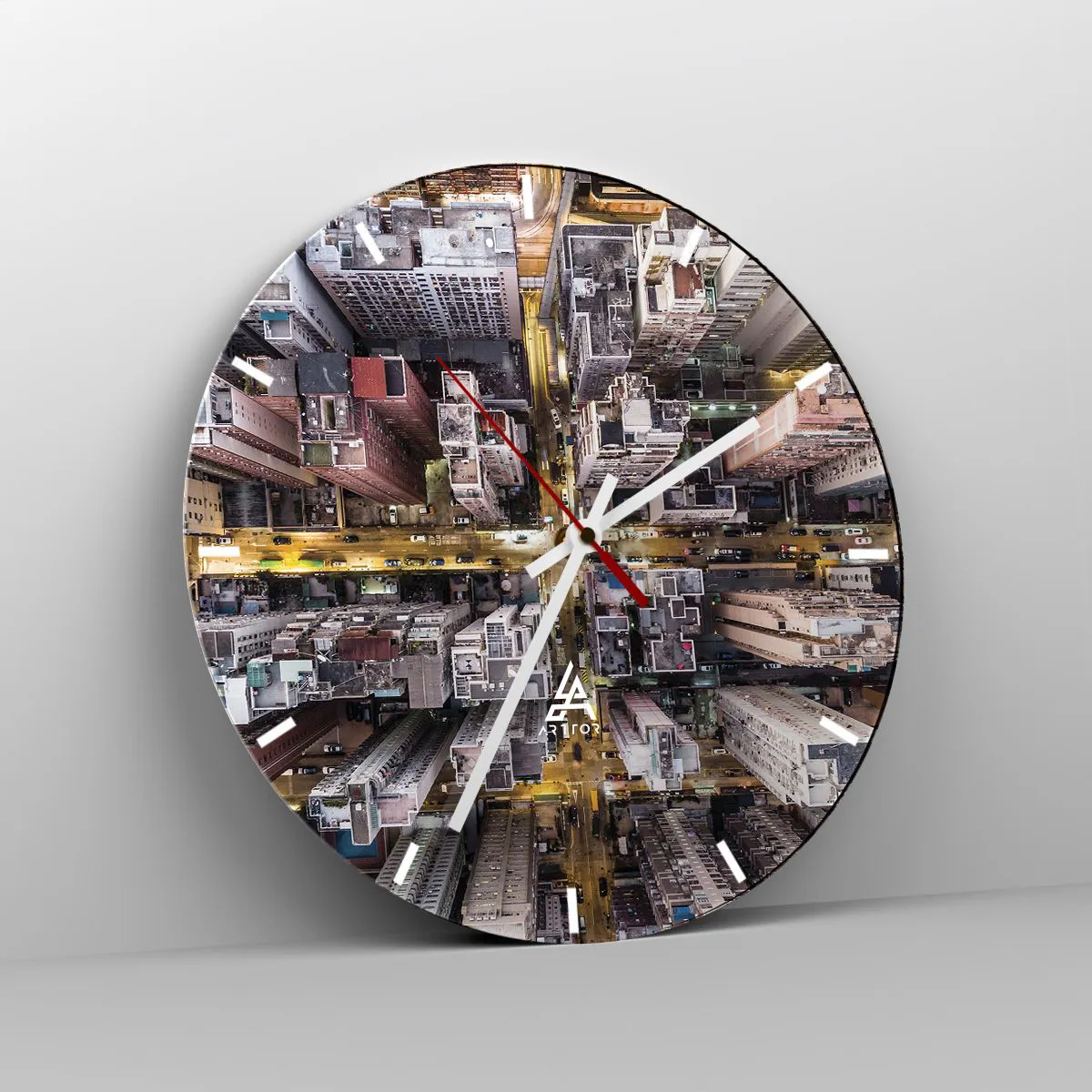 Nástenné hodiny - Letecký pohľad na mesto osvetlené v noci - 30x30cm - Pozdrav z Hongkongu - Moderná nástenná dekorácia do obývacej izby, kuchyne a spálne ARTTOR