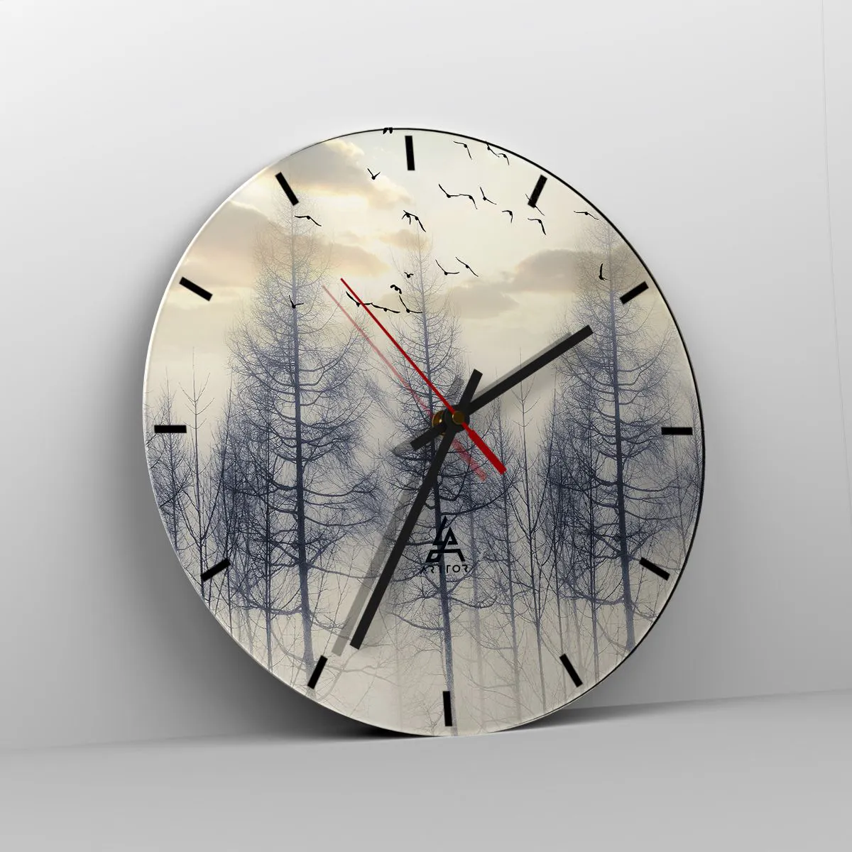 Reloj de pared - Reloj de vidrio - Un paisaje brumoso con árboles y pájaros volando. - 30x30cm - Espíritus del bosque - Decoración de pared moderna para salón, cocina y dormitorio ARTTOR