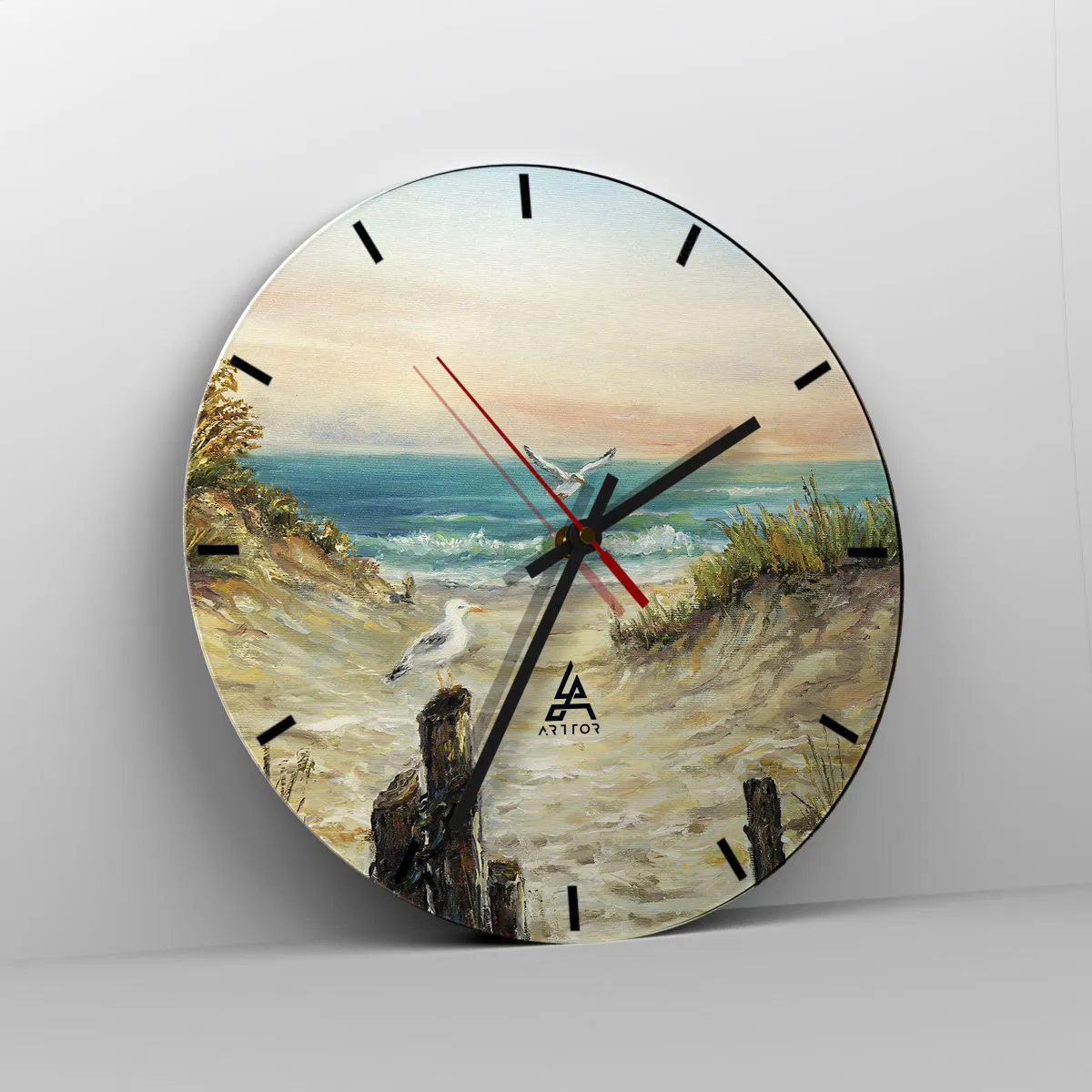 Väggklocka - Klocka på glas - Måsar över havsstranden vid solnedgången - 30x30cm - Vindstilla - Modern väggdekoration för vardagsrum, kök och sovrum ARTTOR