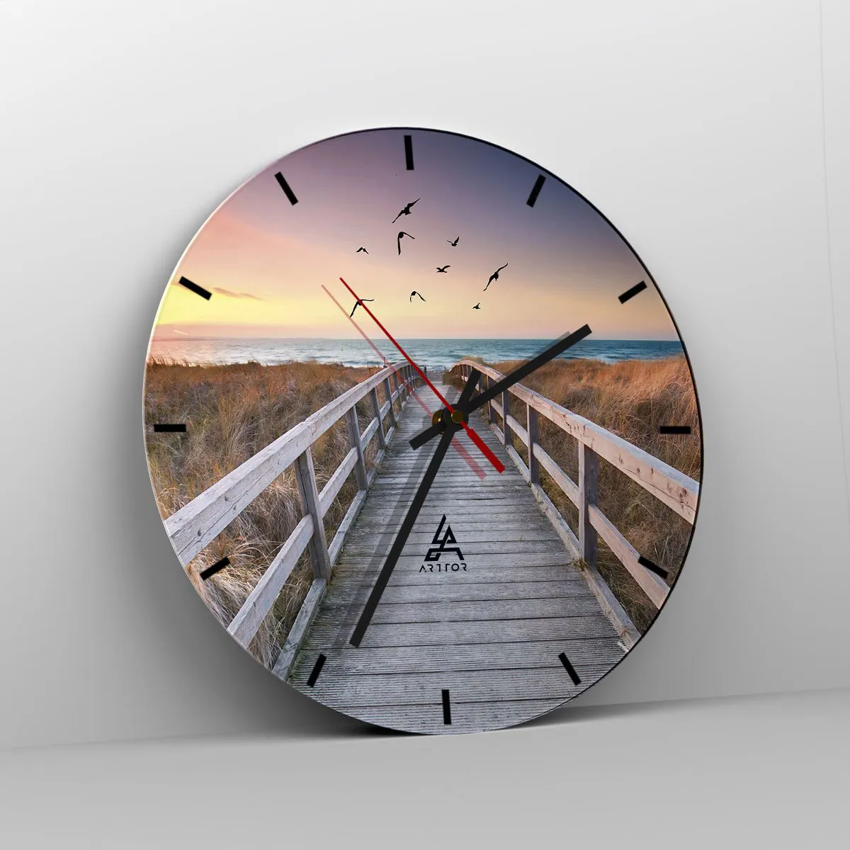 Relógio de parede - Relógio em vidro - Passarela de madeira que leva à praia ao pôr do sol - 30x30cm - O espaço das alturas - Decoração de parede moderna para a sala de estar, cozinha e quarto ARTTOR