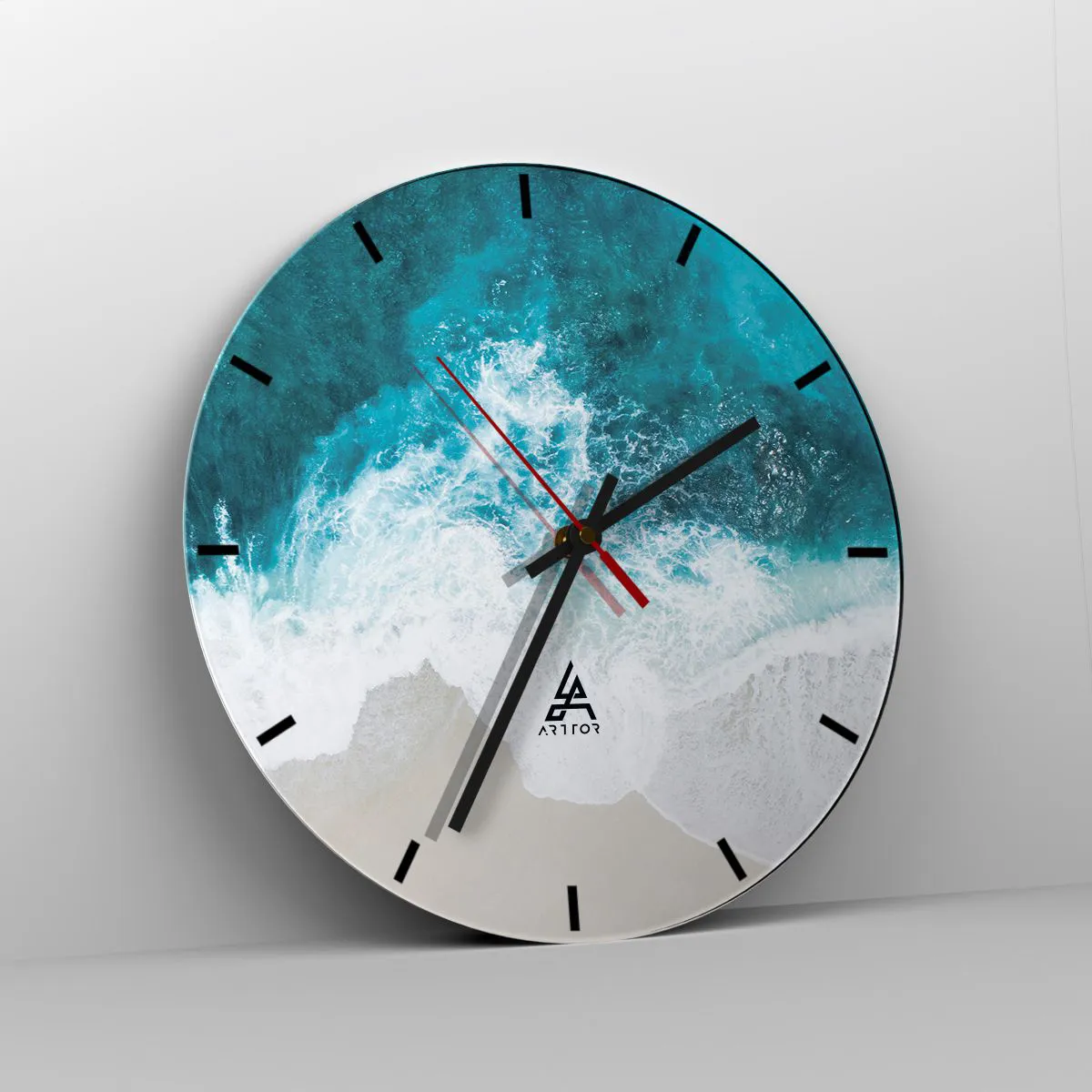 Vægur, Uret - Fugleperspektiv af havbølger, der slår mod en sandstrand - 30x30cm - Naturlig kærtegn - Moderne vægdekoration til stue, køkken og soveværelse ARTTOR
