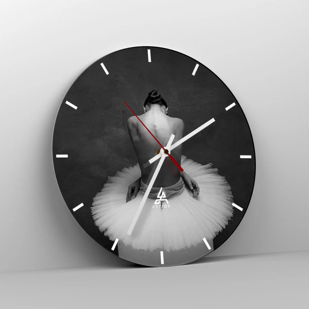 Nástěnné hodiny - Tanečnice v tylové sukni sedící pozpátku v černé a bílé - 30x30cm - Právě kvete - Moderní nástěnná dekorace do obývacího pokoje, kuchyně a ložnice ARTTOR