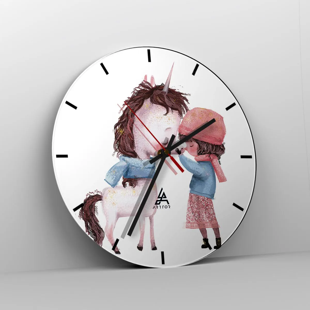 Vægur, Uret - En pige i vintertøj, der kysser en enhjørning på en hvid baggrund - 30x30cm - En vinterhistorie - Moderne vægdekoration til stue, køkken og soveværelse ARTTOR