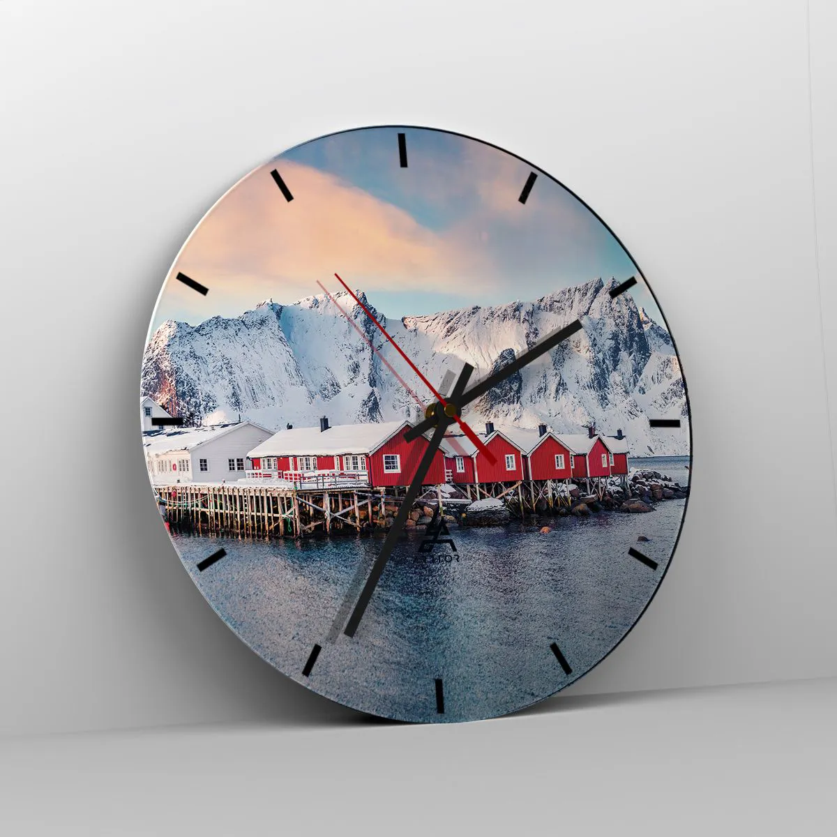 Vægur, Uret - Røde huse mod baggrunden af snedækkede bjerge og havet - 30x30cm - Nordlig tilbagetrækning - Moderne vægdekoration til stue, køkken og soveværelse ARTTOR