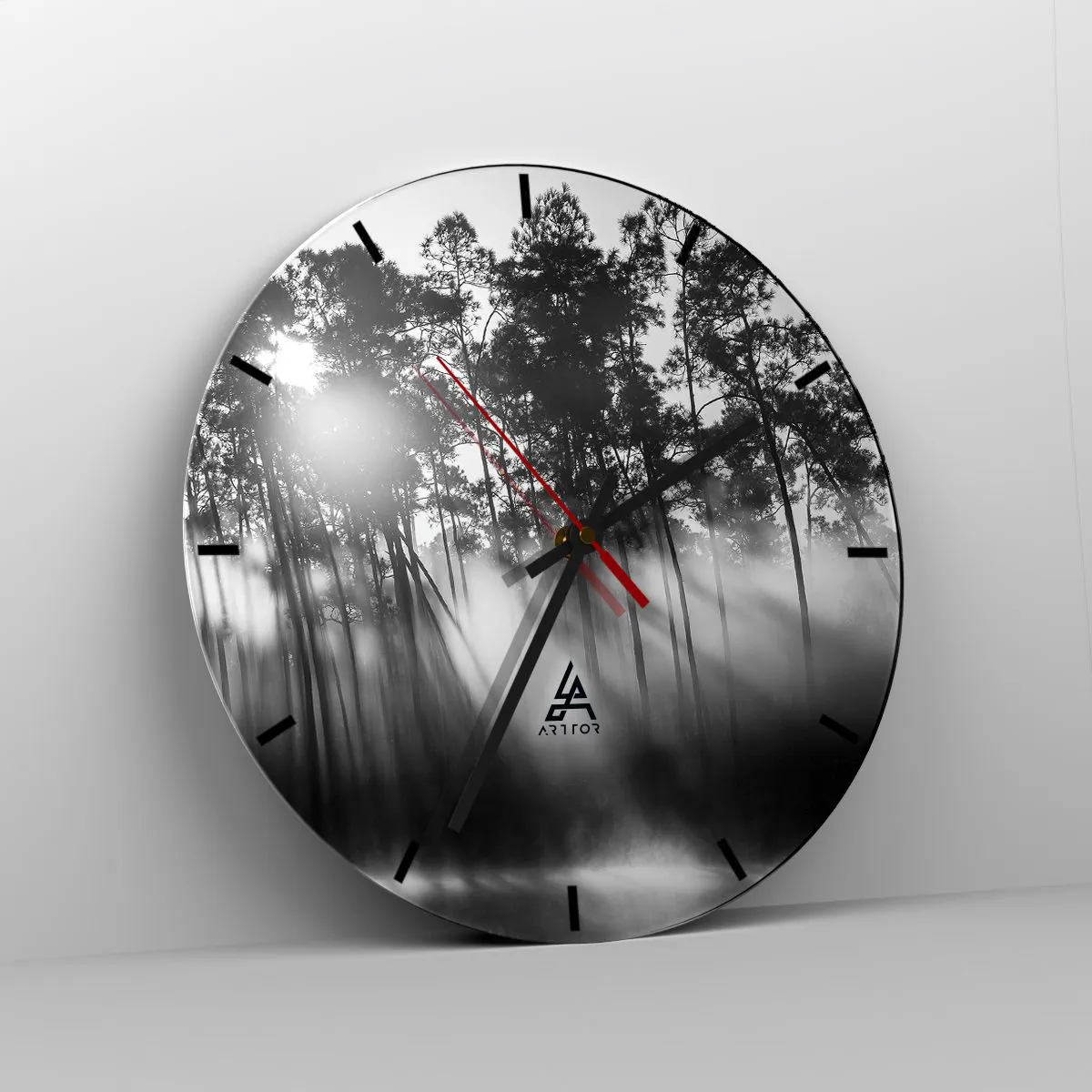 Horloge murale - Pendule murale - Une photographie en noir et blanc d'une forêt enveloppée de brouillard au lever du soleil. - 30x30cm - Soleil inarrêtable - Décoration murale moderne pour le salon, la cuisine et la chambre ARTTOR