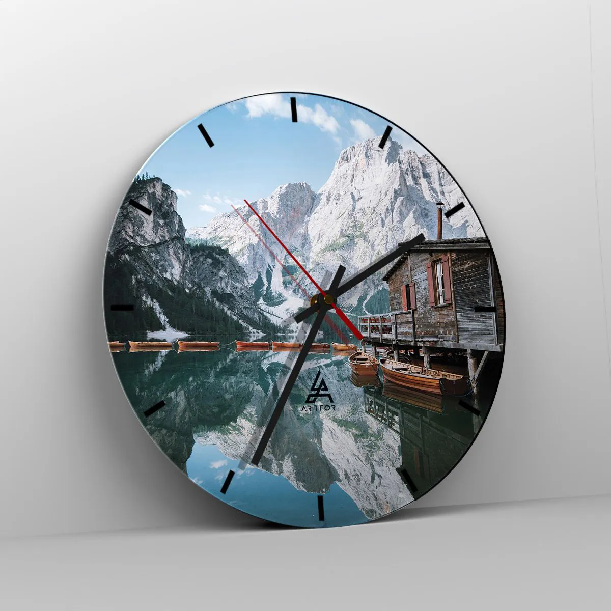 Relógio de parede - Relógio em vidro - Um lago de montanha com barcos de madeira e uma cabana na margem - 30x30cm - Manhã cristalina nas montanhas - Decoração de parede moderna para a sala de estar, cozinha e quarto ARTTOR