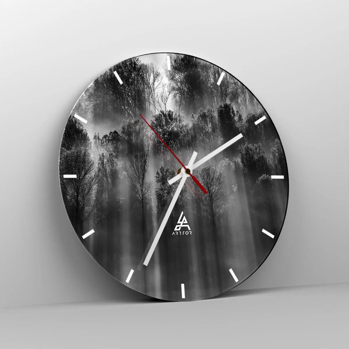 Wanduhr - Glasuhr - Ein schwarz-weißer Wald, beleuchtet von Lichtstrahlen - 30x30cm - In Lichtstrahlen - Moderne Wanddekoration für Wohnzimmer, Küche und Schlafzimmer ARTTOR