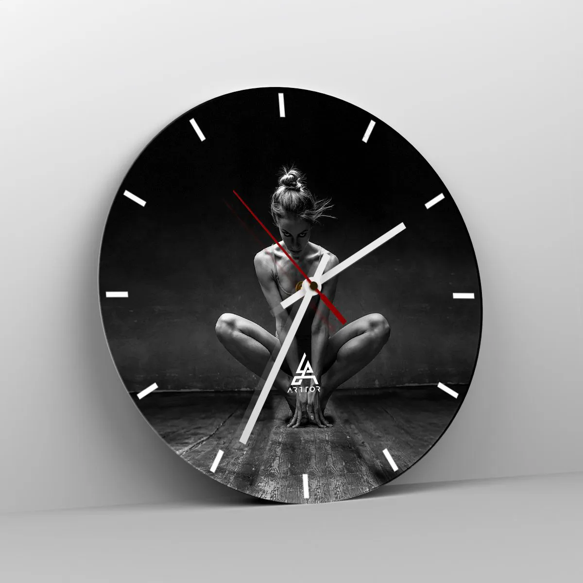 Ceas de perete - Ceas pe sticlă - Portret alb-negru al unui dansator într-o poză dinamică - 30x30cm - Energie de dans concentrată - Decorațiune modernă pentru perete pentru living, bucătărie și dormitor ARTTOR