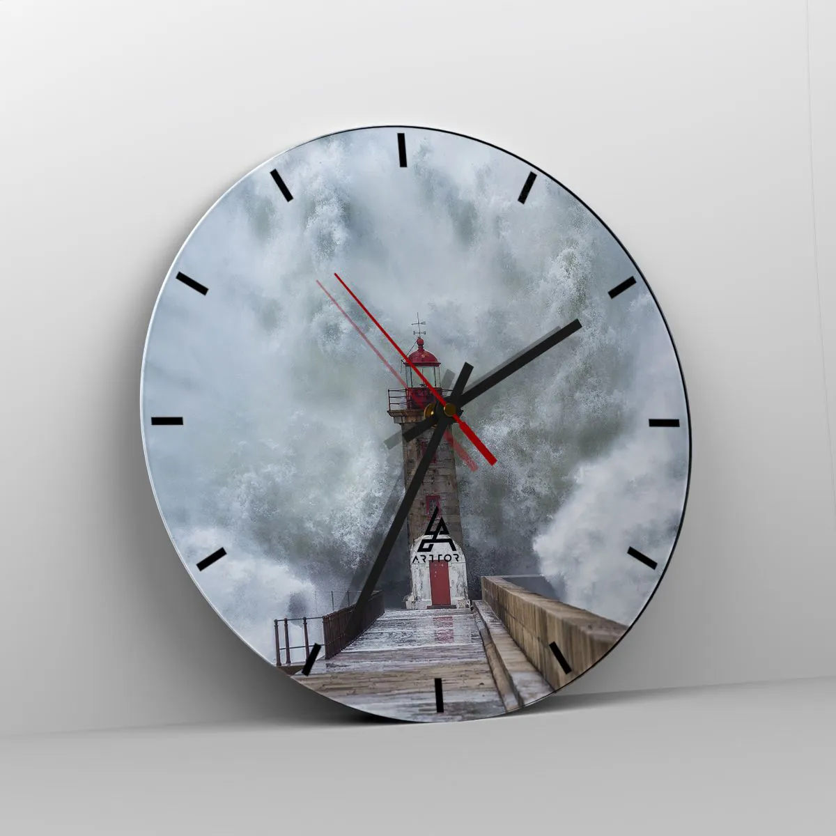 Vægur, Uret - Et fyrtårn midt i en kæmpe bølge, der slår mod bølgebryderen - 30x30cm - Vandets brusen, vindens susen, lyden af vinden - Moderne vægdekoration til stue, køkken og soveværelse ARTTOR