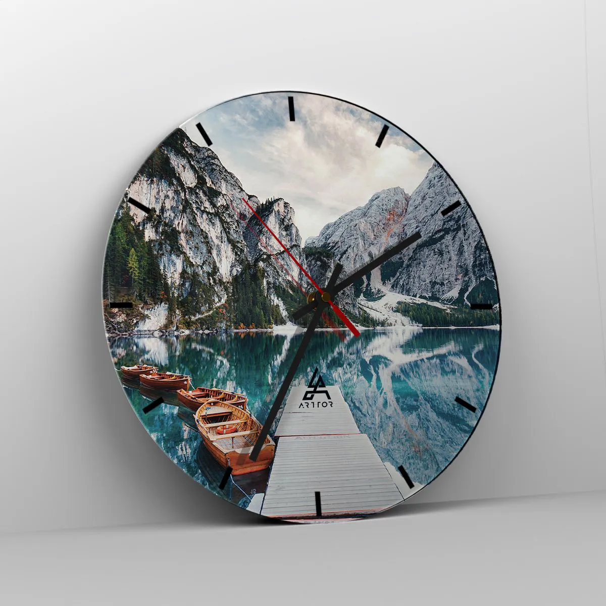Ceas de perete - Ceas pe sticlă - Un debarcader din lemn și bărci pe fundalul unui lac de munte - 30x30cm - Îți vom arăta frumusețea - Decorațiune modernă pentru perete pentru living, bucătărie și dormitor ARTTOR