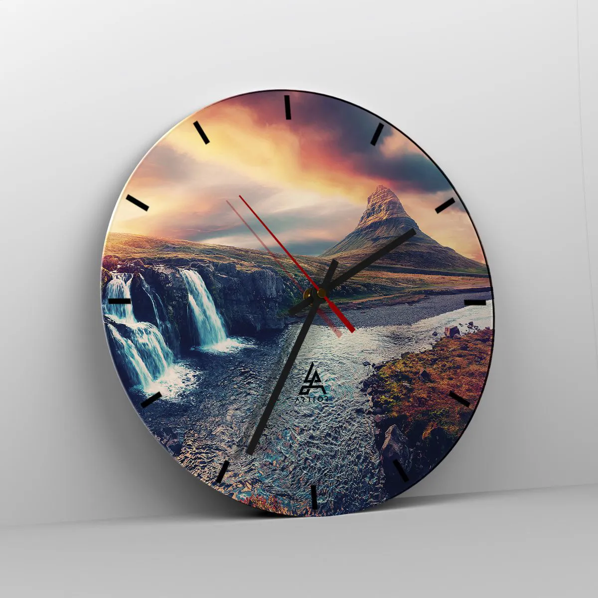 Nástenné hodiny - Horská krajina s vodopádom pri západe slnka - 30x30cm - V majestáte prírody - Moderná nástenná dekorácia do obývacej izby, kuchyne a spálne ARTTOR