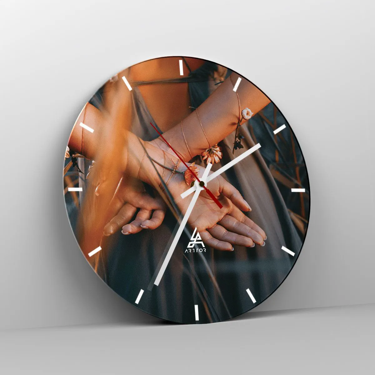 Väggklocka - Klocka på glas - Närbild av knäppta händer sammanflätade med växter - 30x30cm - Bunden till naturen - Modern väggdekoration för vardagsrum, kök och sovrum ARTTOR