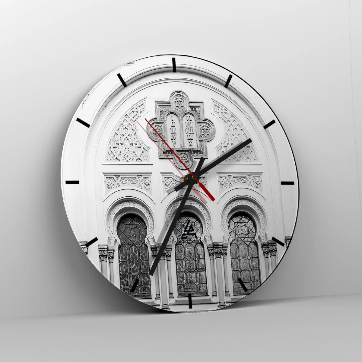 Ceas de perete - Ceas pe sticlă - Fațadă bogat decorată cu ornamente și ferestre în stil istoric - 30x30cm - La granița dintre culturi - Decorațiune modernă pentru perete pentru living, bucătărie și dormitor ARTTOR